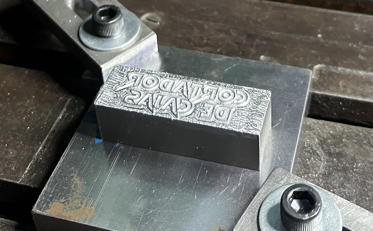 Troquel propio de STARMATIC para estampar el logo Cortador de Cajas