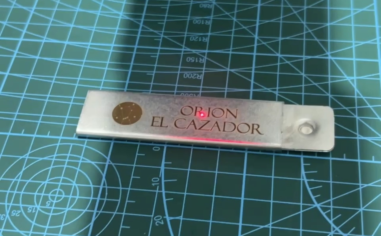 Grabado láser de precisión sobre un cortador de cajas